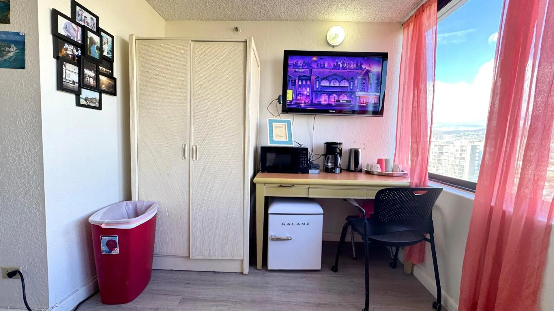 Waikiki Canal Family Room 6Person Honolulu 0*,  United States